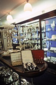 antikes Geschirr und Tafelsilber im "Silver Vaults", London