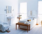 Badezimmer mit weißem Holzboden, Porzellanarmaturen,Ratanbank