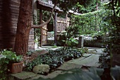 Formaler Japangarten in Stuttgart, Gartenzaun, Trittsteine, Bepflanzung
