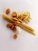 rohe Spaghetti,Penne,Reis und getrock nete Aprikosen liegen zusammen