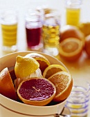 halbierte Apfelsinen,Zitronen,Blutorangen liegen im Entsafter