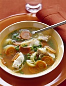 Fischsuppe mit Kabeljaufiletstücken, Möhrenscheiben,Erbsen,Zwiebelringen