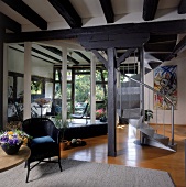 Wohnraum mit Wendeltreppe aus Stahl, Holzbalkendecke
