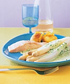 Spargel mit frischem Lachs, Kartoffeln und Kräutersoße