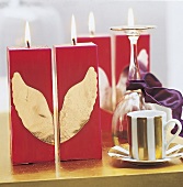 Pinkfarbene quadratische Kerzen mit Engelsflügelmotiv