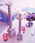 zwei weiße barocke Kerzenleuchter aus Holz mit und ohne Kerze
