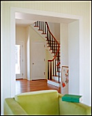 Blick in den Hausflur mit Holztreppe in den ersten Stock