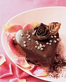 Schokoladenkuchen in Herz-Form mit Kuvertüre überzogen