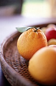 Close up einer Orange in einem flachen Korb