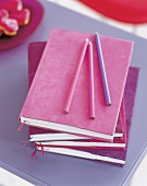 in pink,lila Ledereinbände eingeschlagene Bücher als Geschenk