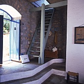 Vom Eingangsbereich führt steile Holztreppe ins Dachgeschoß