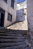 Enge griechische Dorfgasse mit Stufen, auf der Insel Hydra