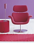 Brombeerfarbener Stuhl im Design der sechziger Jahren