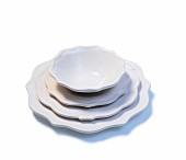 Altmodisches, weißes Keramikgeschirr mit gewelltem Rand (Teller + Schale)