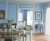 blau weißes Esszimmer-Schwedenstil farbige Paneelwände,patinierte Möbel