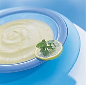 Avocadosuppe mit Limette in türkisblauem Glasteller