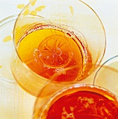 Löwenzahnhonig im Glas mit einer Scheibe Zitrone,close up