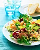 Ein Teller Salat mit Zucchinis, Shrimps und Blattsalat