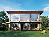 Modernes Holzhaus, Pultdach, große Terrasse + Balkon, große Fenster