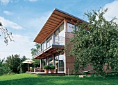 Modernes Holzhaus,Pultdach, große Terrasse + Balkon, große Fenster