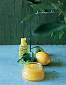 Zitronenbalsam im Tiegel und CitrusAroma-Massageöl, frische Zitrone