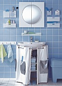 Günstiges Bad: Spiegelschrank, Kunststoffboxen + Taschenvorhang