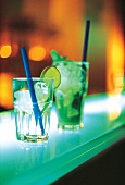 2 Cocktails mit Limone+Eis+Strohhalm 