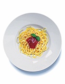 Spaghetti mit Ketchup auf weißem Pastateller, Aufsicht