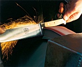 Messerproduktion in Solingen, vom Ro hling zum fertigen Messer