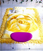Bettwäsche mit gelbem Rosenmotiv, liegt auf Blütenbett auf dem Boden