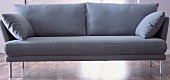 Graues Sofa mit Metallfüssen, klare Form
