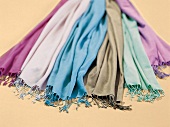 6 verschiedene pastellfarbene Pashmina-Schals