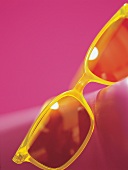 Sonnenbrille mit gelbem Kunststoffrahmen