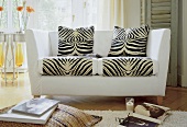 Weißes Sofa mit Stoff und Kissen im Zebra-Look, Animal-Print