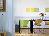 Blick auf die Essgruppe in frischen Farbtönen, Stühle von Arne Jacobsen
