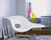 Sitzskulptur "La Chaise" von Ray + Charles Eames in der Zimmerecke