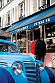 blauer Wagen vor Patisserie in Paris zwei Männer vor der Auslage
