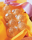 Weihnachtskugeln, Baumschmuck, Glaskugeln mit Goldornamenten verziert