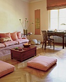 Altbauraum in Apricot- + rottönen mit asiatischen Möbeln + Accessoires