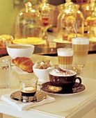 Cappuccino & Co.: verschiedene Espresso mit Milchschaum