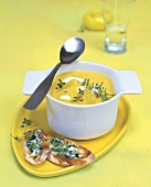 Möhren-Orangen-Suppe mit Gorgonzola Crostinis