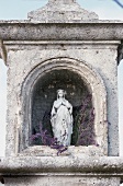 Madonna am Wegesrand mit Lavendel, alte Steinfigur