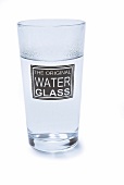 Ein Glas Wasser mit der Aufschrift: "THE ORIGINAL WATER GLASS"