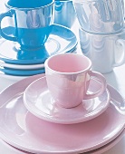 Espressotasse und Kaffetasse mit Teller in Rosa, Blau, Weiß