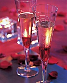2 Gläser mit Champagner, Grenadine, Aperitif, Kerzenschein, Romantik