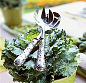 silbernes Salatbesteck mit üppigem Weinblattrelief