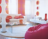 Wohnzimmer im Stil der 70er, Pop-Art weiß, orange, pink
