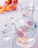 Karaffe und Gläser,aus Glas, mit aufgemalten Blüten