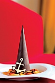Pinienkern-Mousse in Schokolade, rot er Hintergrund, ohne Rezept