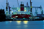 Hamburg, Hafen, Frachter im Trockendock von Blohm & Voss, abends